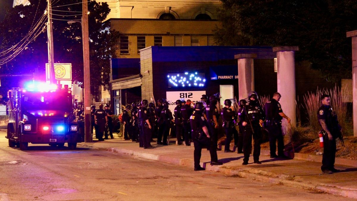 V Louisvillu pokračovaly druhou noc protesty proti rasismu, 24 zatčených
